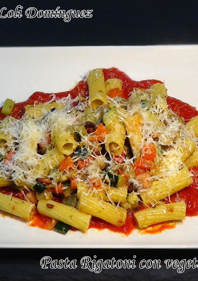 Una foto de Pasta Rigatoni con vegetales y beicon