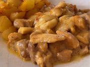Una foto de contramuslos de pollo al ajillo