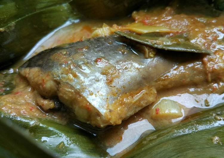 Pepes atau brengkes tempoyak patin