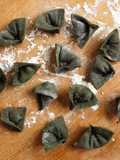 Tortelloni alle ortiche ripieni di pane rustico e parmigiano