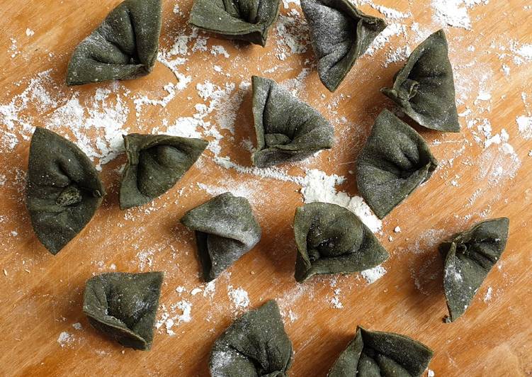 Tortelloni alle ortiche ripieni di pane rustico e parmigiano