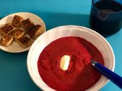 Una foto de gazpacho de verano