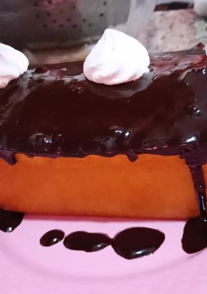 Una foto de Budín de vainilla con baño de chocolate 🍫🤤