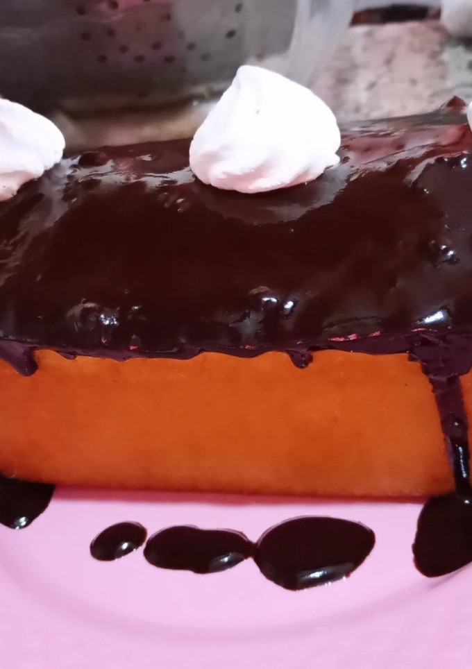 Una foto de Budín de vainilla con baño de chocolate 🍫🤤