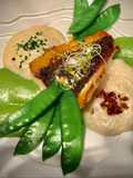 Taco de rape sobre crema de patata al romescu y tirabeques