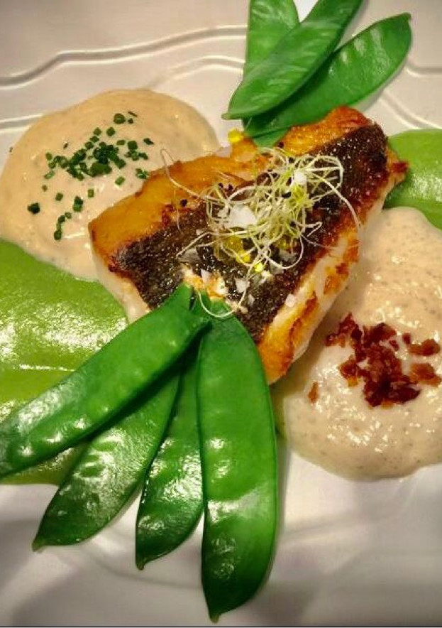 Una foto de Taco de rape sobre crema de patata al romescu y tirabeques