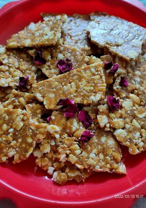 શીંગ ની ચીકી (Shing Chikki Recipe In Gujarati) રેસીપી મુખ્ય ફોટો