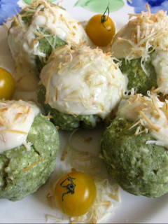 Spenótos túrógombóc fokhagymás sajtmártással (Gluténmentes) recept fotója