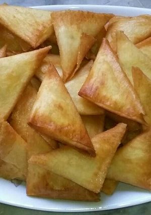 صورة لوصفة رقاقات مقلية بثلاثة أنواع من الجبنة وحبة البركة
