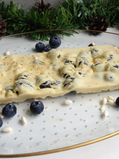 Una foto de Turrón de chocolate blanco, arroz inflado, arándanos y limón