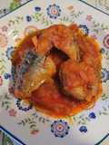 Estornino con un sofrito de tomate y cebolla