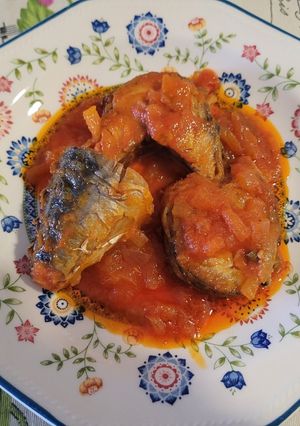 Una foto de Estornino con un sofrito de tomate y cebolla
