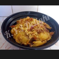A picture of Fried potato with egg.