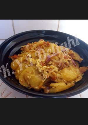 A picture of Fried potato with egg.