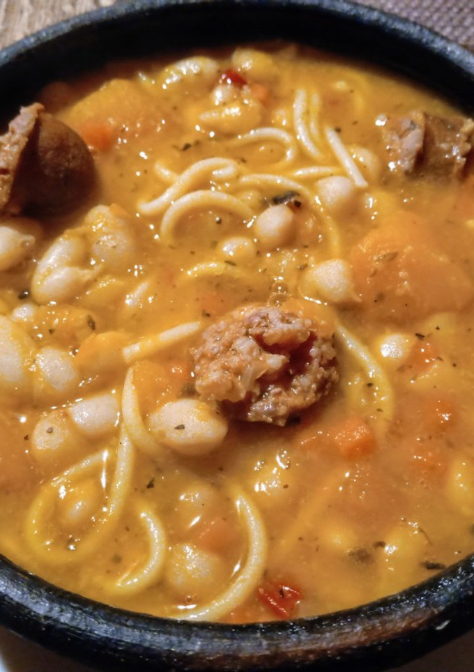 Una foto de Porotos con riendas a rienda suelta
