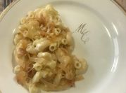 Una foto de pasta de coditos con crema