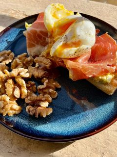 Una foto de Tostada de aguacate, jamón y huevo poché para el desayuno