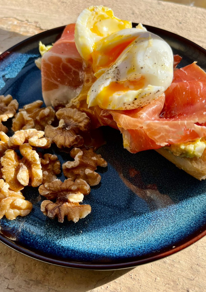 Una foto de Tostada de aguacate, jamón y huevo poché para el desayuno