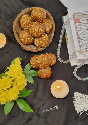 عکسی از دستور توپک خرما وبادام زمینی (شب ۲۱ رمضان)🖤