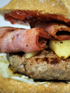 Una foto de Hamburguesa especial de ternera y cerdo con boletus