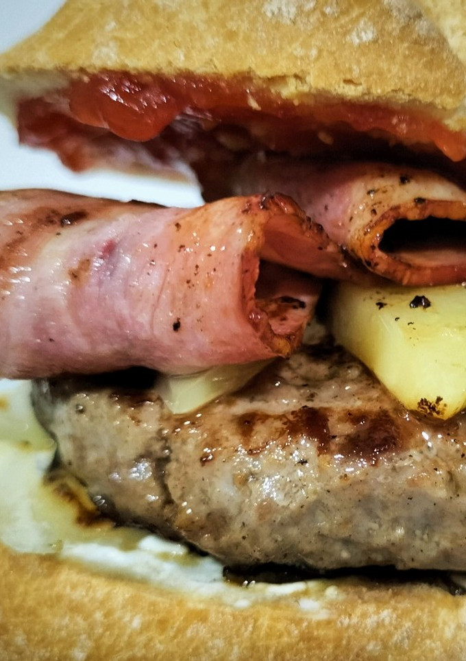 Una foto de Hamburguesa especial de ternera y cerdo con boletus