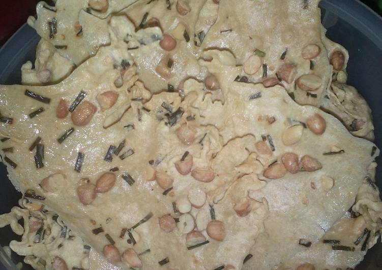 Rempeyek kacang tanah daun kucai