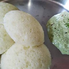 A picture of Rava sabudana idli.