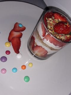 عکسی از دستور دسر توت فرنگی 🍓(ساده و سریع)