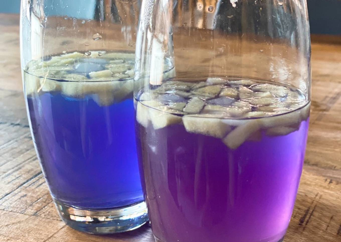 Butterfly pea iced tea - add lemon and the colour changes from blue to purple🪄🧚‍♀️