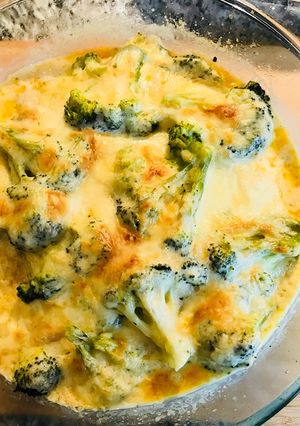Sajtos-tejfölös, brokkolis csirke (Gluténmentesen is) recept fotója