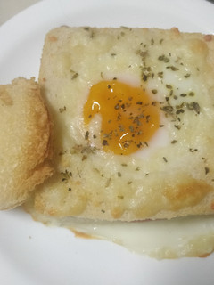Una foto de Sándwich mixto con huevo al horno