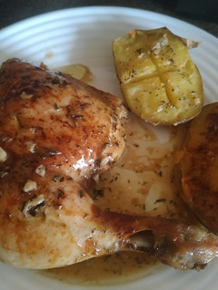 Una foto de Pollo a la cerveza con patatas asadas