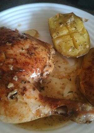 Una foto de Pollo a la cerveza con patatas asadas
