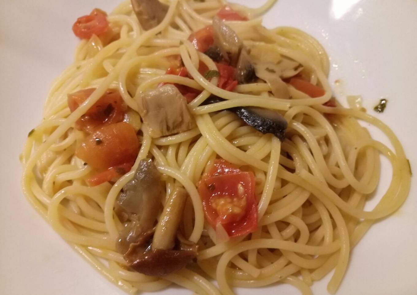 Spaghetti with mushrooms and fresh tomatoes
