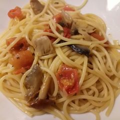 A picture of Spaghetti with mushrooms and fresh tomatoes.