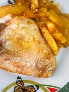 Una foto de Emperador al horno con patatas