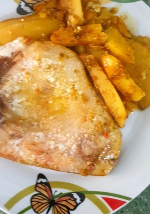 Una foto de Emperador al horno con patatas