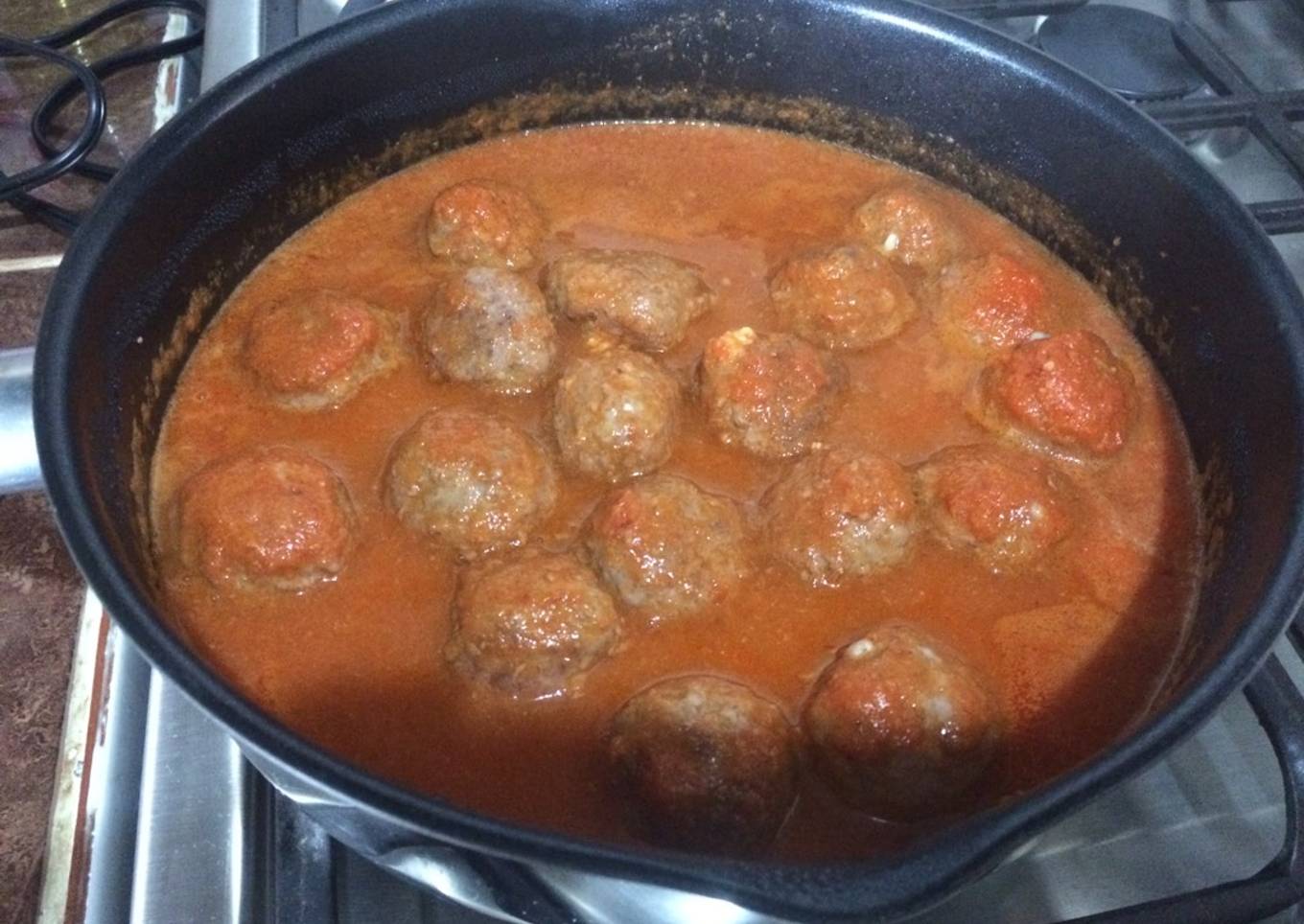 Albóndigas rellenas de queso en salsa de tomate
