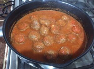 Una foto de Albóndigas rellenas de queso en salsa de tomate