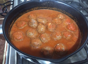 Una foto de Albóndigas rellenas de queso en salsa de tomate
