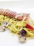 Tagliolini con cicale di mare e lupini