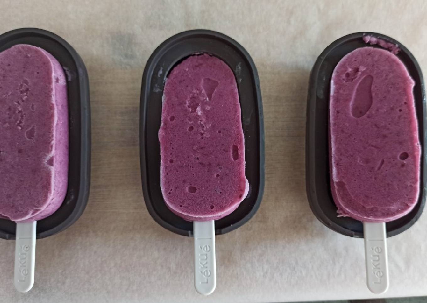 Helado de yogur con cerezas y arándanos