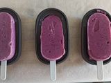 Helado de yogur con cerezas y arándanos