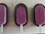 Una foto de cerezas con yogur
