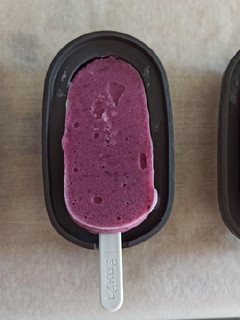 Una foto de Helado de yogur con cerezas y arándanos
