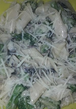 Una foto de Macarrones con brócoli y champiñones