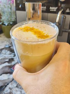 Una foto de Golden Cúrcuma Latte 💛☕️