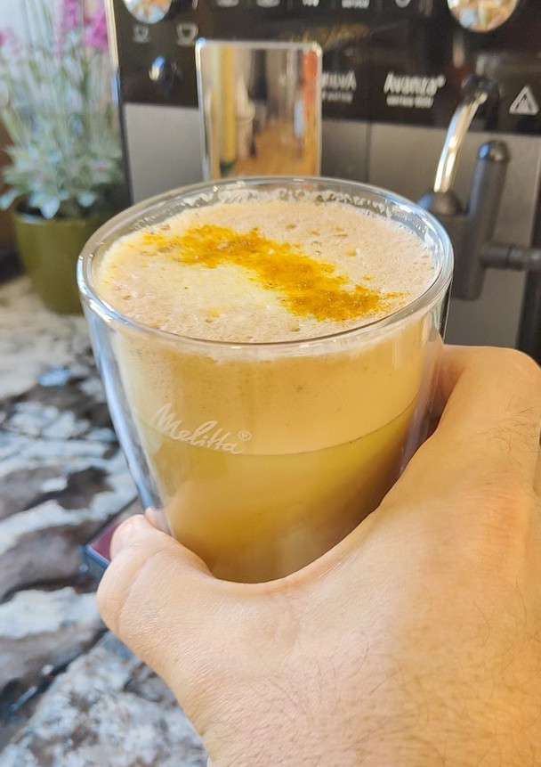 Una foto de Golden Cúrcuma Latte 💛☕️