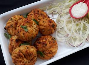 https://img-global.cpcdn.com/recipes/aa12bb758db3d83c/300x220cq70/veg-tandoori-momos-recipe-main-photo.jpg