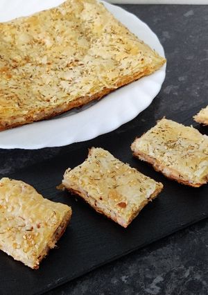Una foto de Empanada de salmón ahumado y rulo de cabra